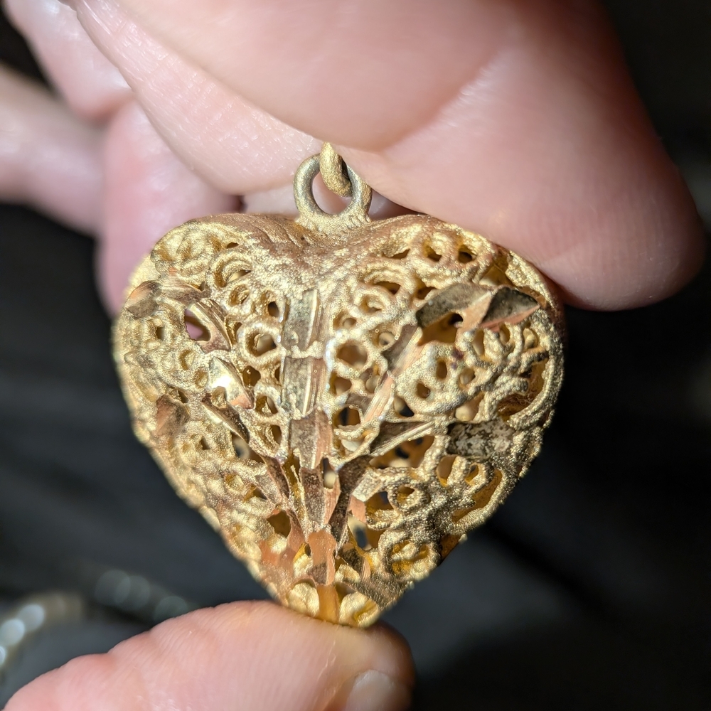 Vintage Gold Filagree Hollow Heart Pendant Necklace